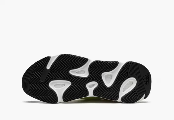 Yeezy Boost 700 MNVN Laceless - Phosphor