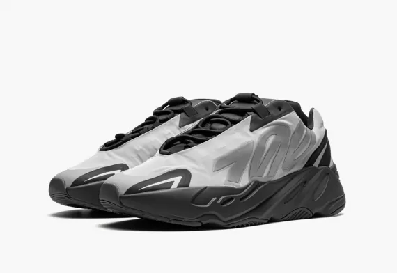 YEEZY 700 MNVN - Metallic