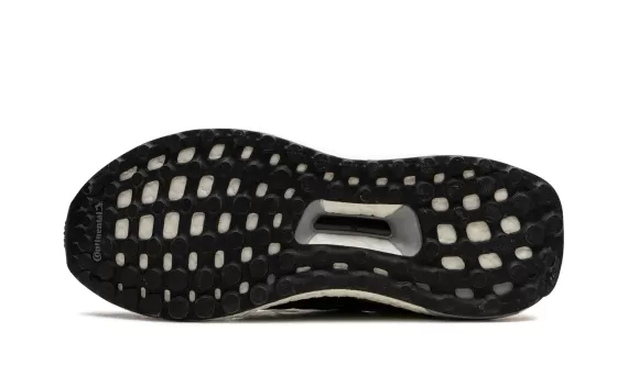 UltraBoost M - CBlack/CGold